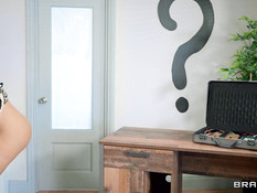 Зрелая пышногрудая брюнетка ебётся во все отверстия с молодым парнем