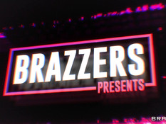 Парень отымел на полу в анал сисястую латинскую брюнетку с косичками