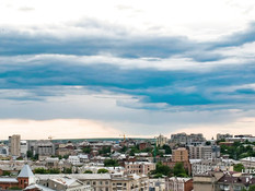 Любовник отодрал на кровати в киску и анус молодую грудастую шатенку