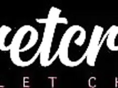 Красивая грудастая блондинка в розовом белье мастурбирует свою пизду