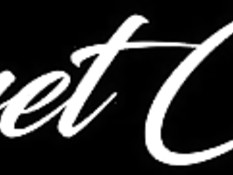 Бесстыжая грудастая блондинка обнажается в парке и ебётся у водопада