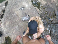 Бесстыжая грудастая блондинка обнажается в парке и ебётся у водопада