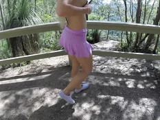 Бесстыжая грудастая блондинка обнажается в парке и ебётся у водопада