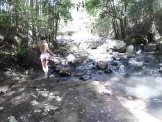 Бесстыжая грудастая блондинка обнажается в парке и ебётся у водопада