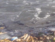 После глубокого минета молодая блондинка ебётся с приятелем на пляже