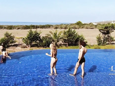 Возбуждённая юная блондинка ебётся с парнем на вилле возле бассейна