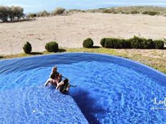 Возбуждённая юная блондинка ебётся с парнем на вилле возле бассейна