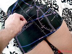 Он отодрал раком лежащую на кровати молодую брюнетку и кончил в анус