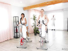 Две жаждущие секса подруги дали бородатому парню отыметь себя в анал