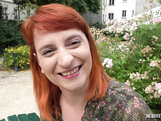 Рыжеволосая грудастая милфа оттрахана на полу в бритую пизду и анус