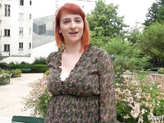 Рыжеволосая грудастая милфа оттрахана на полу в бритую пизду и анус