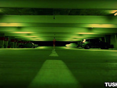 Паренёк отодрал длинным членом в анус миниатюрную азиатскую девчонку