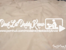 Кудрявая белокурая девчонка сняла джинсы и подставила киску под член