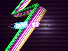 Двое молодых очкариков оттрахали на диване двух сиськастых девчонок