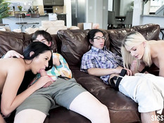 Двое молодых очкариков оттрахали на диване двух сиськастых девчонок