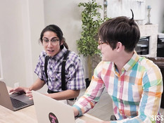 Двое молодых очкариков оттрахали на диване двух сиськастых девчонок