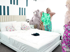 Две молодые блондинки соблазняют на групповуху двух своих бойфрендов