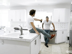 Две юные блондинки с маленькими сиськами трахаются с двумя приятелями