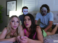 Юные блондинка и шатенка оттраханы двумя парнями и забрызганы спермой