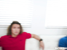 Две грудастые татуированные мамочки оттраханы двумя парнями в киски