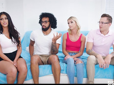 Групповуха двух парней с худенькой блондинкой и грудастой брюнеткой