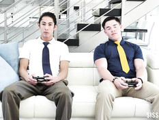 Молодая сисястая блондинка и юная азиатская брюнетка ебутся с парнями