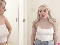 Три развратные молодые блондинки соблазнили пацана на групповой секс