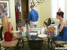 Две грудастые зрелые дамочки отсосали и затрахали двух молодых ребят