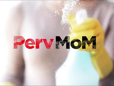 Ненасытная грудастая дамочка постоянно хочет секса от молодого парня