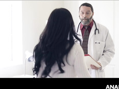 Доктор с бородой на кровати отпердолил в анал худую зрелую брюнетку