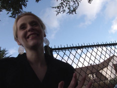 Худая белокурая женщина с тату отпердолена на кровати в киску и анус