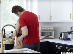 Мужик ебёт атлетичную светловолосую мамочку с большой грудью и тату