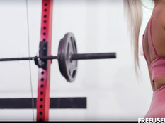 Мужик ебёт атлетичную светловолосую мамочку с большой грудью и тату