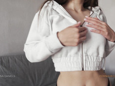 После минета пышногрудая молодая шатенка оттрахана в побритую пизду