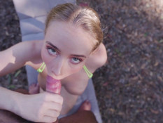 Молодая сиськастая блондинка с косичками трахается с парнем в парке