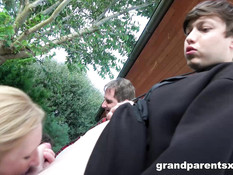 Свинг оргия грудастой зрелой блондинки и юной мулатки с бойфрендами