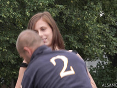 Голая девка с большой натуральной грудью гуляет по городским улицам