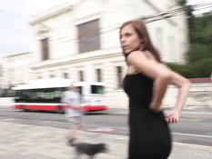 Голая девка с большой натуральной грудью гуляет по городским улицам