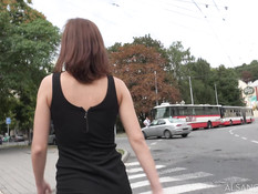 Голая девка с большой натуральной грудью гуляет по городским улицам