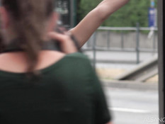 Голая девка с большой натуральной грудью гуляет по городским улицам