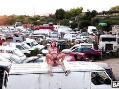 Девка в портупее отсасывает и ебётся с парнем на автомобильной свалке