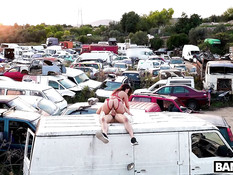 Девка в портупее отсасывает и ебётся с парнем на автомобильной свалке