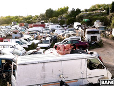 Девка в портупее отсасывает и ебётся с парнем на автомобильной свалке