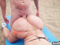 Пышную латинскую милфу с большими сиськами и жопой отодрали на пляже