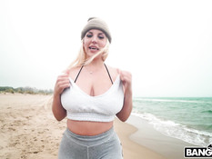 Пышную латинскую милфу с большими сиськами и жопой отодрали на пляже