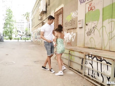 Похотливая татуированная тёлка оголяется и сосёт у парня в подворотне