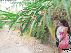 Сиськастая женщина с каштановыми волосами и тату даёт в анус на улице