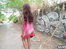 Сиськастая женщина с каштановыми волосами и тату даёт в анус на улице