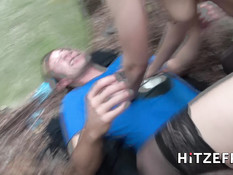 Двое мужчин отодрали молодую шатенку в тамбуре поезда и в подворотне