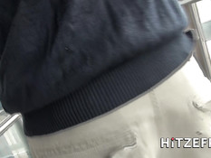 Двое мужчин отодрали молодую шатенку в тамбуре поезда и в подворотне